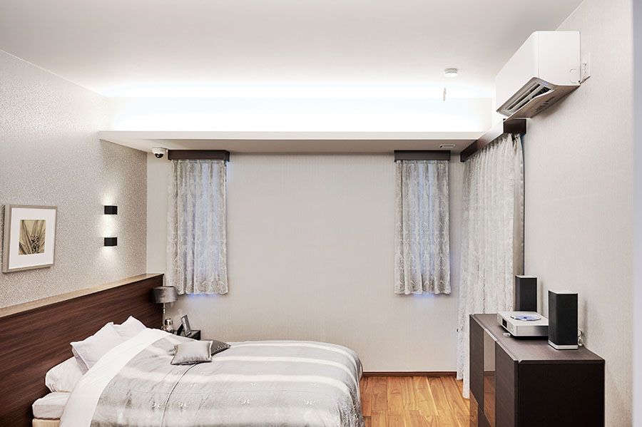 夏の寝苦しさの救世主!?　最新の寝室用エアコン「エオリア スリープ」は、自分の眠りに合わせて自動で温度調節をしてくれるから、ぐっすり眠れる環境をサポートしてくれる。