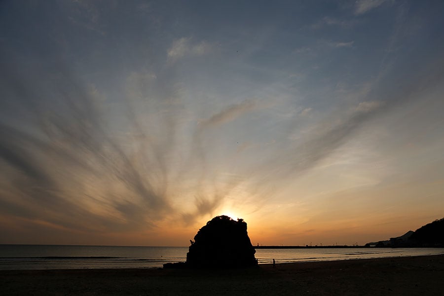 稲佐の浜で迎えるサンセット。出雲の神在月には、八百万の神々がこの浜に上陸します。©公益社団法人 島根県観光連盟