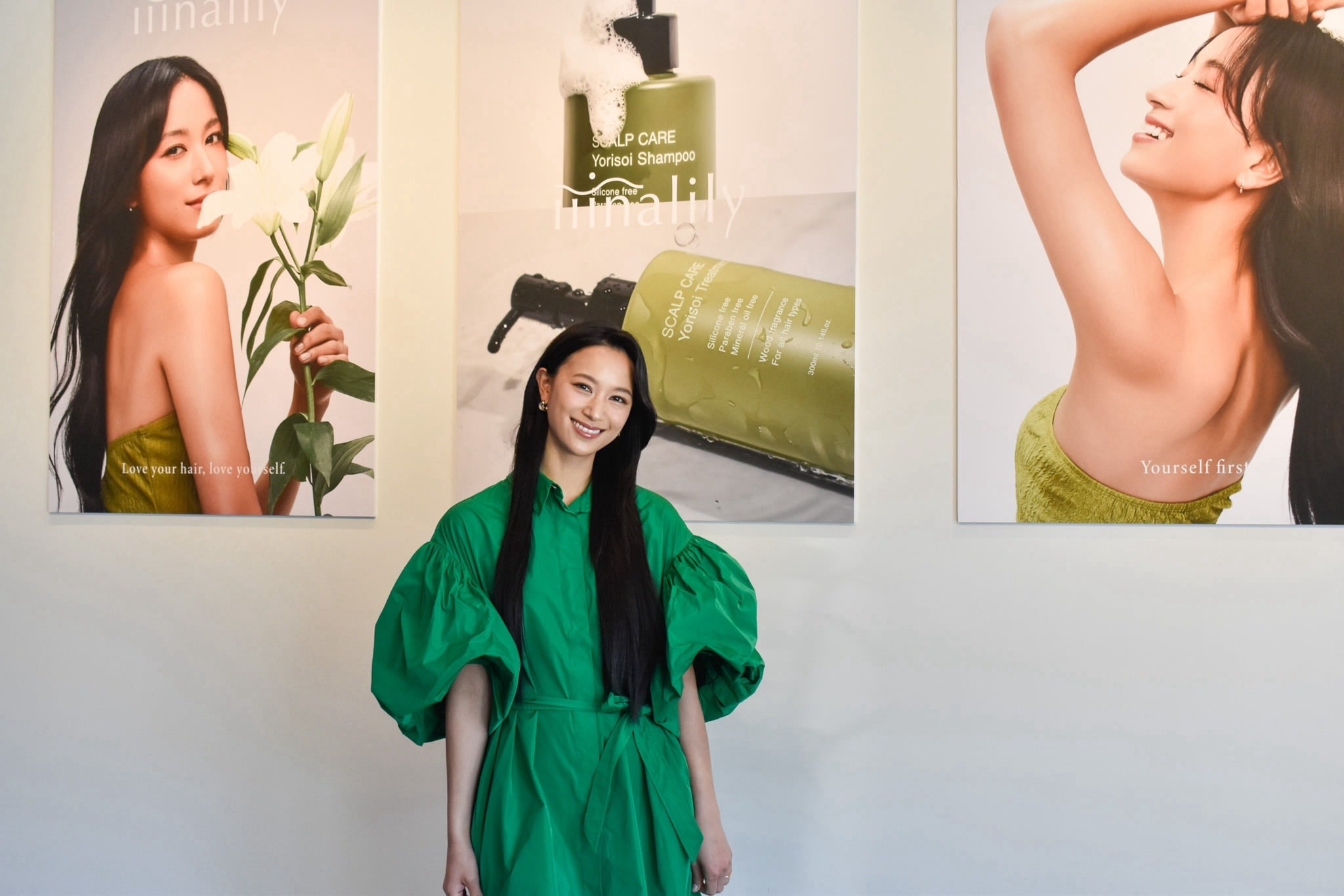 4月11日に発売された「Yorisoi Shampoo」と「Yorisoi Treatment」の広告ポスター。