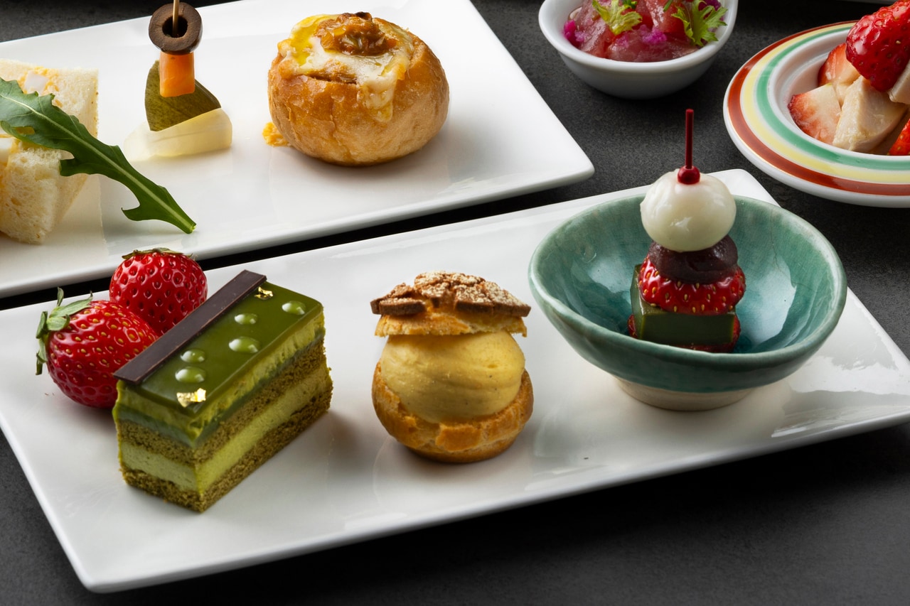 抹茶ジェノワーズ、抹茶バタークリーム、抹茶ガナッシュを幾層にも重ね、抹茶ならではのほろ苦さと奥深い味わいを表現したという「抹茶オペラ」（写真左下）ほか、スイーツプレートのイメージ。