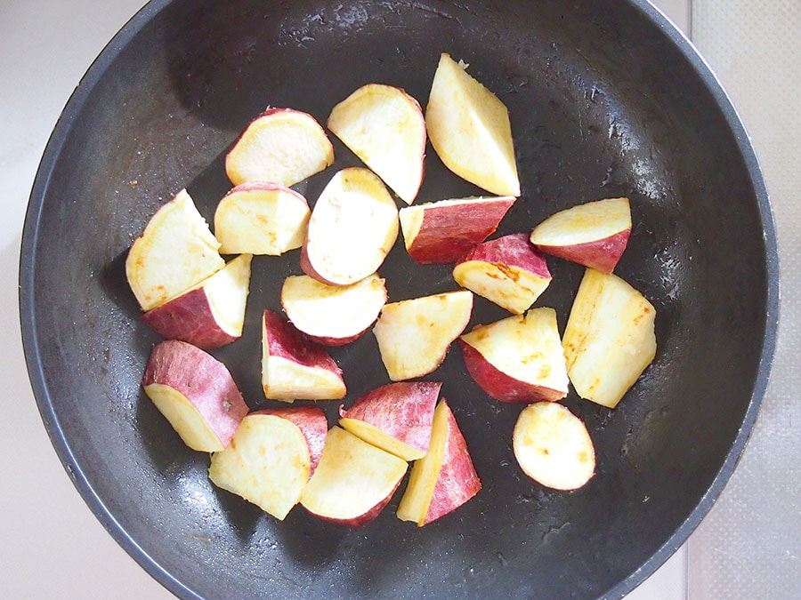 (3) フライパンにオリーブオイル、水気をきったサツマイモを入れ、蓋をしながら弱火で焼きます。串が刺さるくらいの固さになったものから、一旦取り出します。