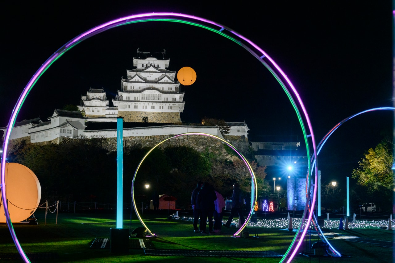 月輪の庭：夜になると光で美しく照らされる庭園。その幻想的な雰囲気はまるで別世界への扉を開けるかのように、訪れる人々を魅了します。