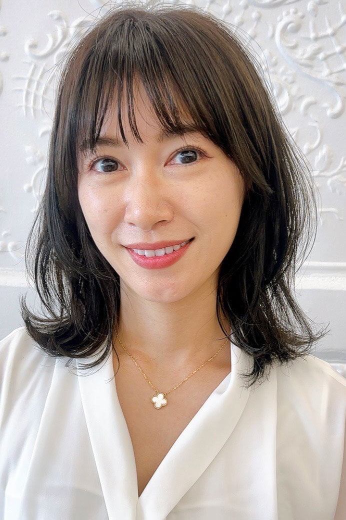 伸ばしかけヘアも軽く見せる小顔ミディ。