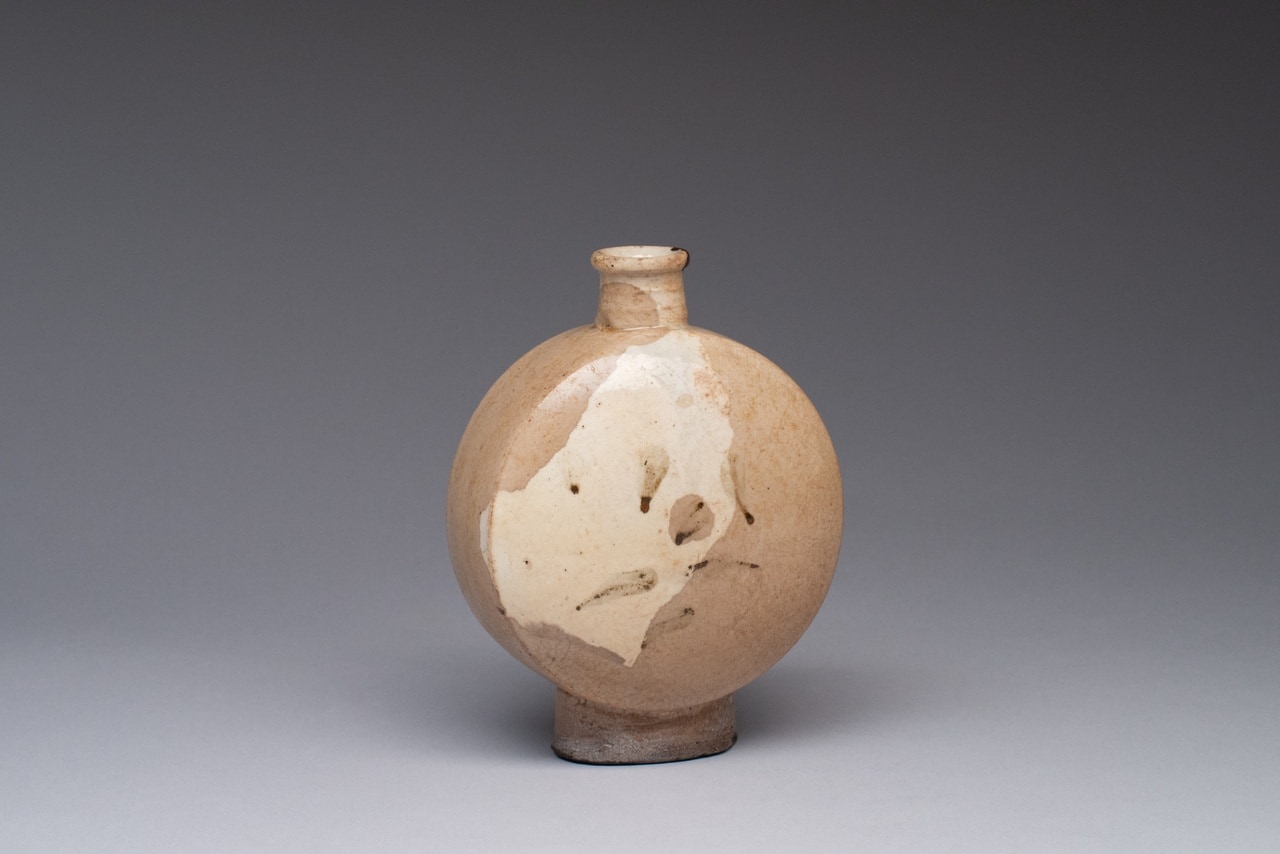 河井寬次郎は李朝の陶磁器に大きな衝撃を受けた。《鉄砂草文扁壺（てっしゃそうもんへんこ）》朝鮮時代（17世紀）　高21.3cm。
