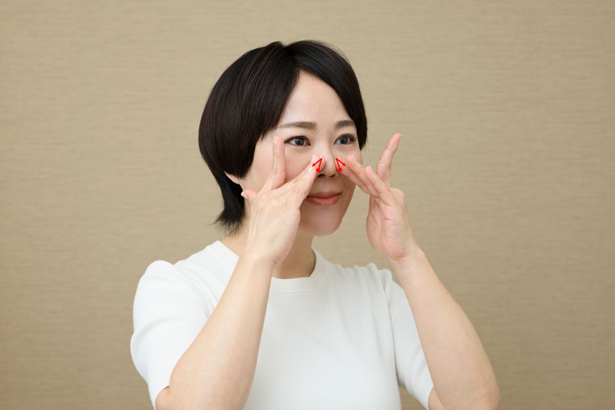 小鼻横に三角を描くようにマッサージする。