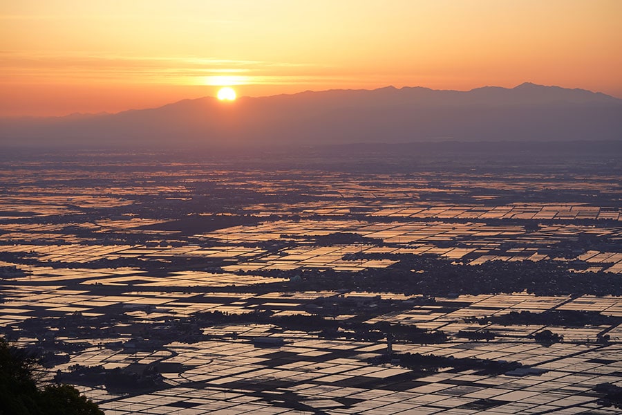 越後平野の水鏡（弥彦山の山頂から）。