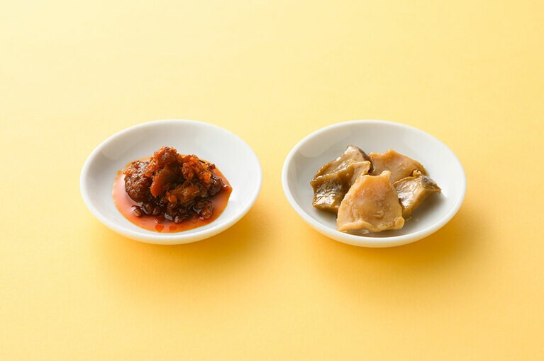 左から、魚みそ辣油〈130g〉970円、夜光貝コンフィ〈130g〉1,620円／前川水産