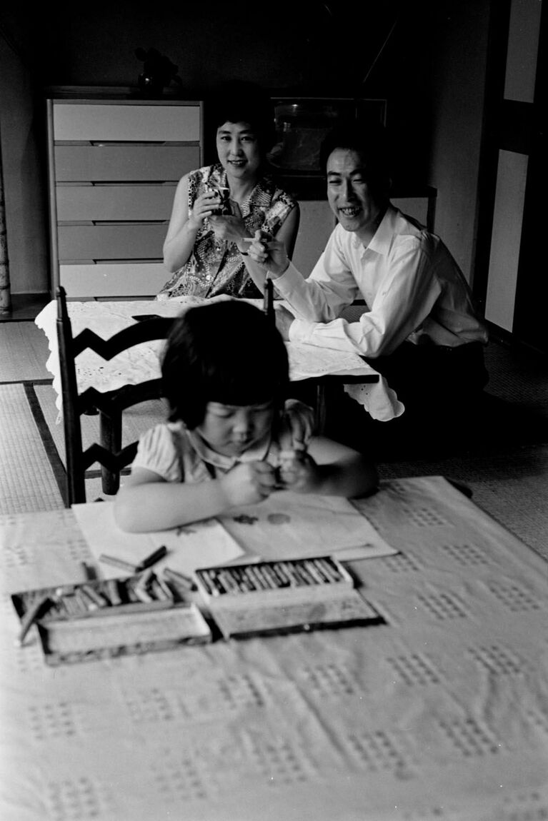 家族円満だった頃。作家仲間の夫とともに、5歳のひとり娘・響子さんを見つめる。