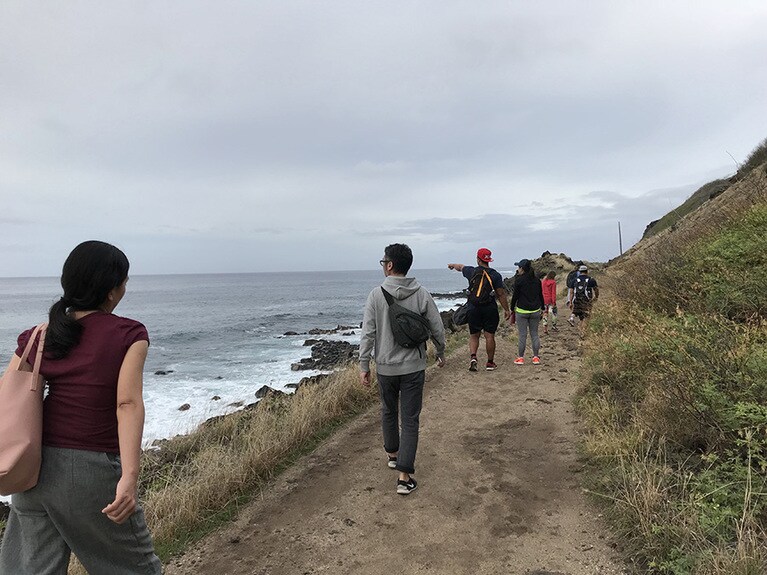 その昔、サトウキビ列車が走っていたという小径を北西へ。