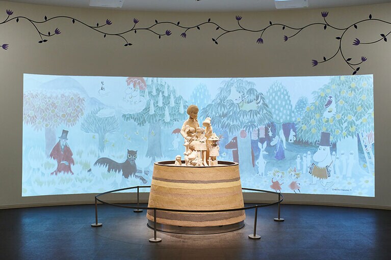 コケムス1F、入ってすぐのアニメーションが期待をあおります。