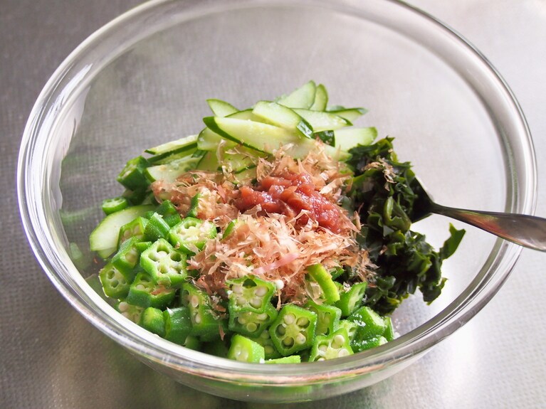 茹でたオクラは水で洗いながら冷ます。ヘタを切り落とし、5mm幅に切り、（1）の食材、鰹節と共にボウルに入れ全体を混ぜる。