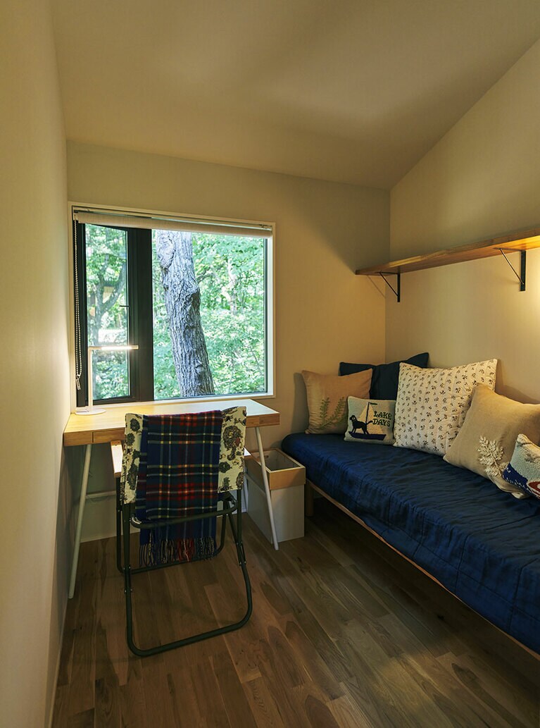 「ゲストルームはないのですが、母が来た時に泊まれるくらいの小さなスペースを作りました。普段は私がメイク場所として使っています」。こちらもキッチン同様ゆるやかに区切られただけのワンルームの一部。