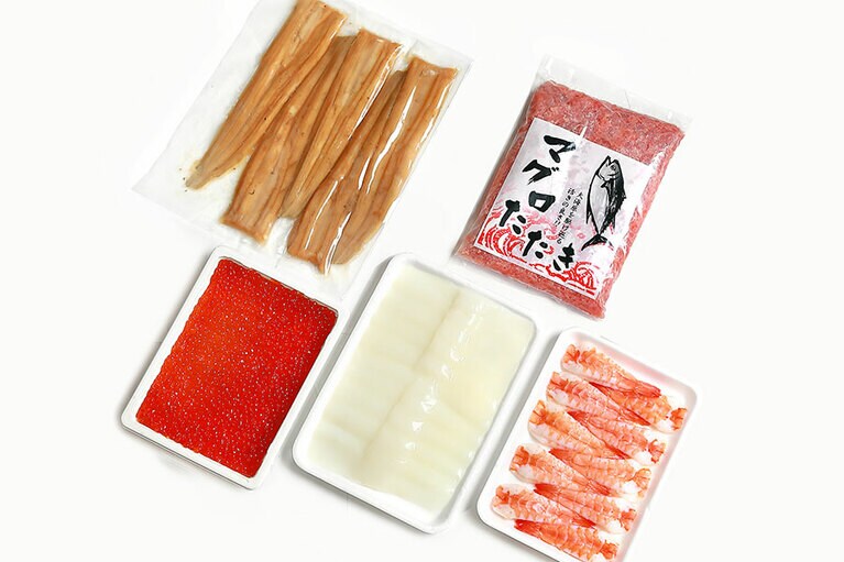 お家で本格寿司屋セット 8,000円(マグロたたき 1パック、いくら醤油漬 1パック、いかスライス 1パック、寿司用エビ 1パック、煮穴子 1パック、送料込み)／佃熊　※酢飯、海苔、醤油はセットには含まれません。