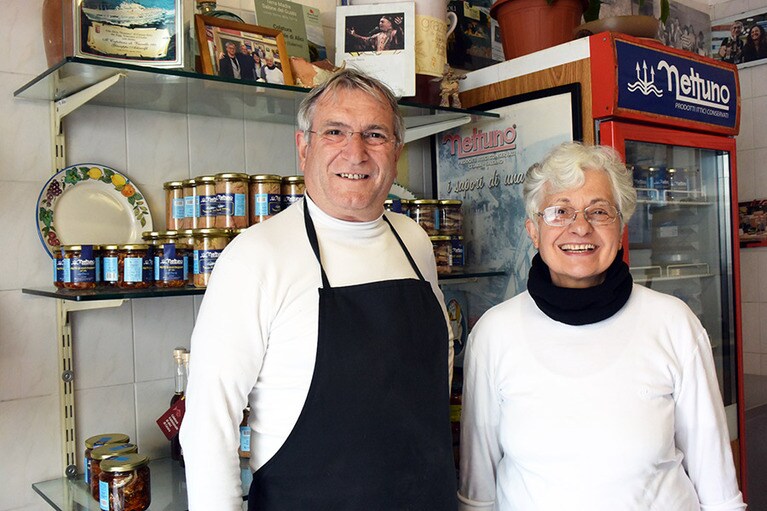 「ネットゥーノ」を切り盛りするご夫妻。