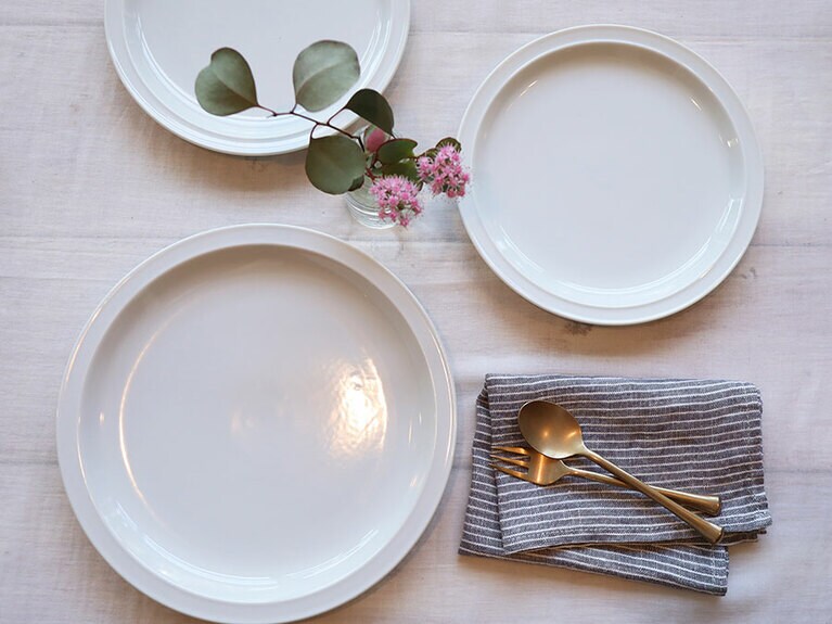 料理が映える白。リム付きだからドレッシングも流れにくい。Photo：Haruka Ito