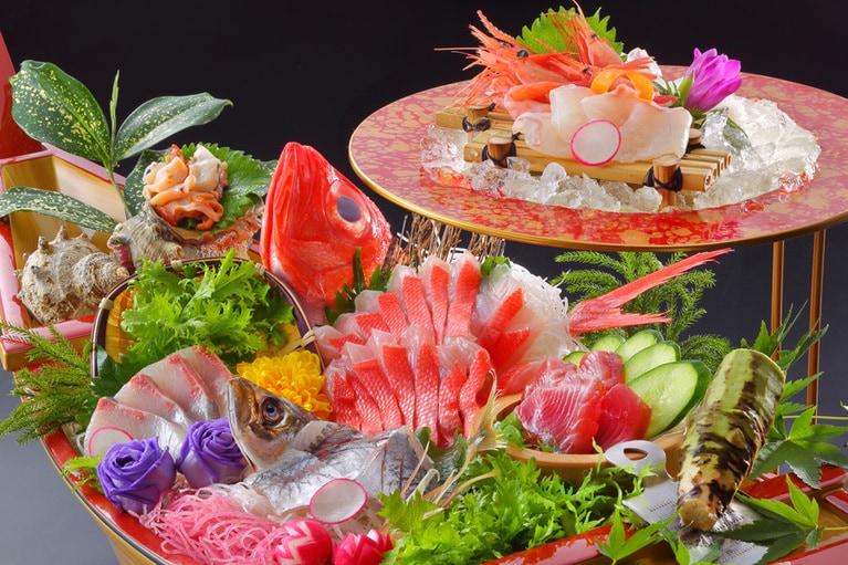 絶対大満足の名物「地魚二段舟盛り」。