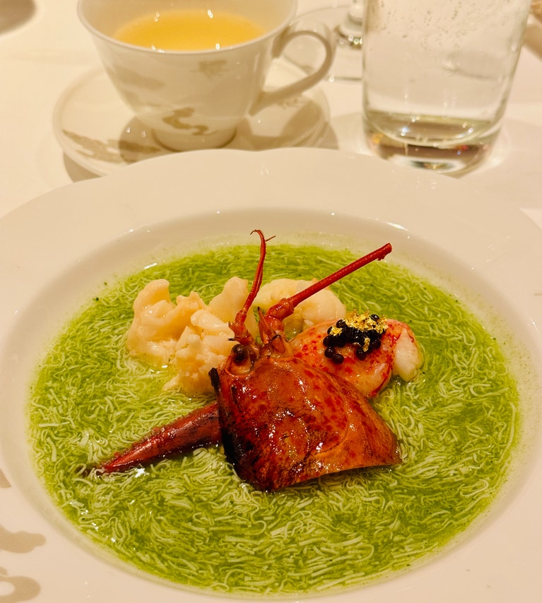 卵白・豆腐・ほうれん草のソースをかけたボストンロブスターに、キャビアを添えた贅沢な一品。