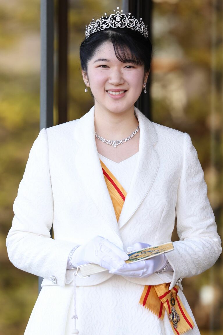 2021年12月5日、ご成年の行事に臨まれた愛子さま。愛子さまが黒田清子さんから借用されたティアラは、とても優美な曲線の上に細やかな細工が施され、美しいダイヤモンドがちりばめられている　©JMPA