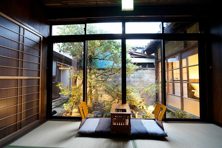 中庭に面した中広間。ここにふとんを敷いて宿泊することもできる。
