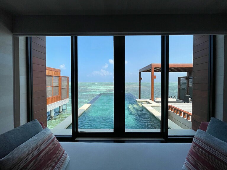 窓際のデイベッドからプールに飛び込むことができる！