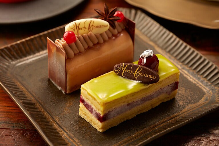 こちらは小ぶりなプチケーキ。いろいろな種類を楽しみたい人におすすめ！　(奥)「グリュームース」(650円)、(手前)「ピスタチオグリオット」(650円)※12月1日から販売中