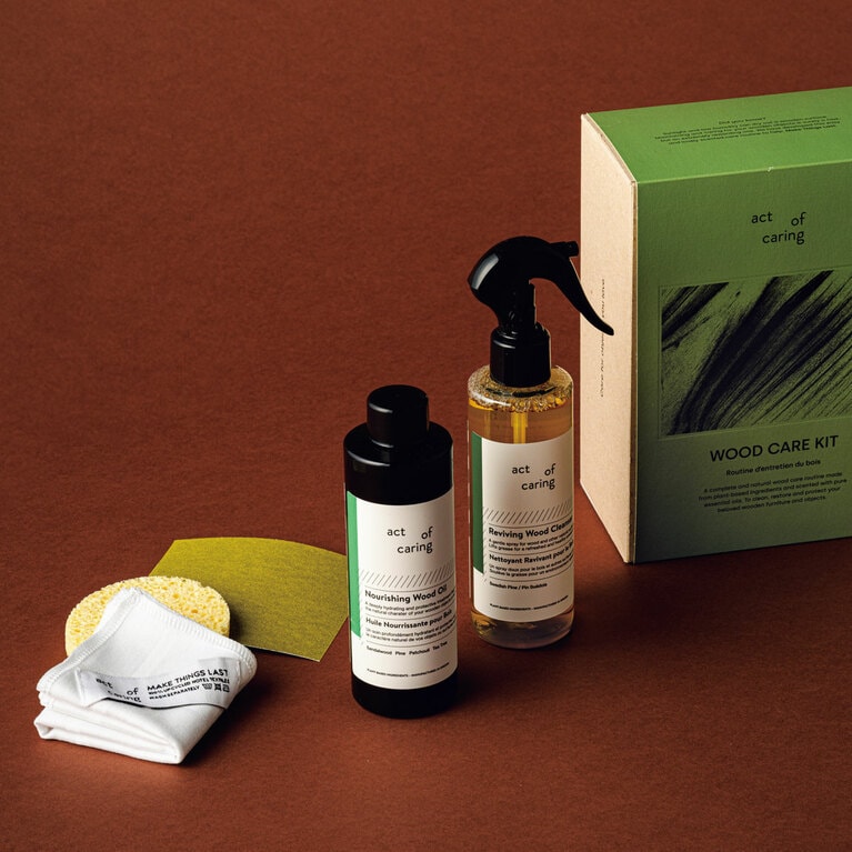ウッドケアキット ナリッシングウッドオイル、リバイビングウッドクレンザー各200ml、サンドペーパー、スポンジ、ソフトクロス 各1枚入り 8,800円／ギャラックス貿易