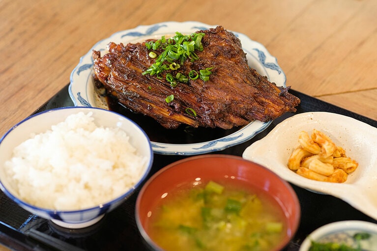 メカジキ ハーモニカ煮定食 1,100円。甘辛い煮汁で、ご飯がなくなるのもあっという間。