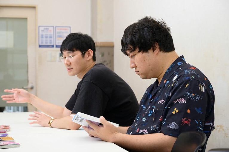 インタビューに答えてくれた、ロングコートダディのおふたり。