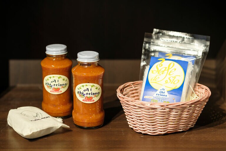 トマトソースなどの加工品も販売。日本海の海水から作られる塩は日本海の魚介にマッチ。