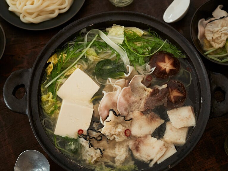 鯨はりはり鍋。鯨(皮クジラ･サエズリ･ウネス)、野菜、豆腐、うどん、出汁パックなどがセット。2人前 11,000円(送料込み)／ねぼけ