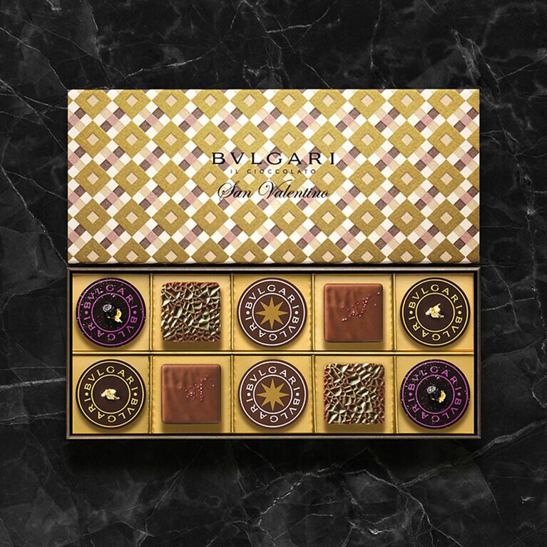 ブルガリ・イル・チョコラート「サン・ヴァレンティーノ 2022 」(10個入り) ４個入セット２粒ずつに、デーツが２粒入った贅沢なボックス。11,800円。