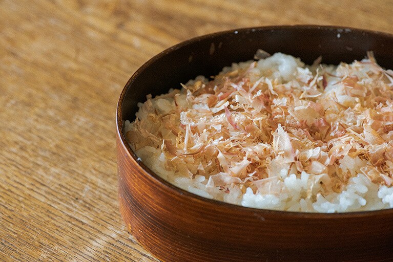ごはんに秋刀魚の蒲焼きをのせる際は、ごはんの上に鰹節をしくのがオススメ。蒲焼きの煮汁を吸って、ごはんがワンランクアップ！