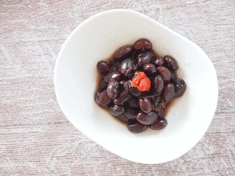 (6) 器に盛り付け、お好みでクコの実を飾って完成です。