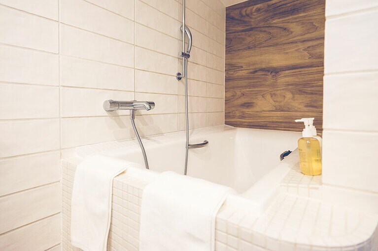 ［ESTINATE HOTEL］デラックスルームの湯船は、縦型の造りがユニーク。