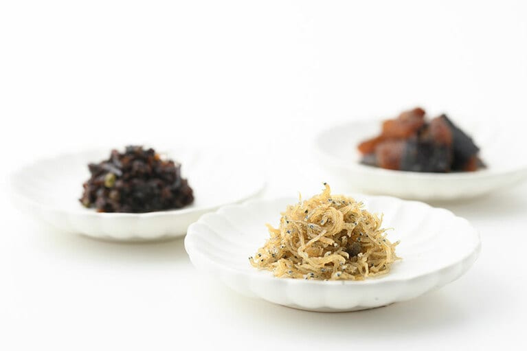 手前から時計回りに：ちりめん山椒、吹きよせ茶漬、かずのこ昆布／京こんぶ 千波