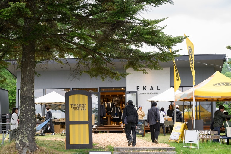 ビーナスライン蓼科湖には、同社の街とアウトドアを繋ぐウェアを提案するブランド、EKALの店舗を常設。