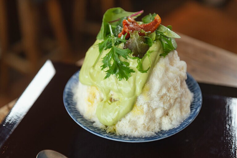 「アボカドはサラダ」温かいお茶付き 1,980円、おかわり氷 1,390円。5月末頃まで提供予定。