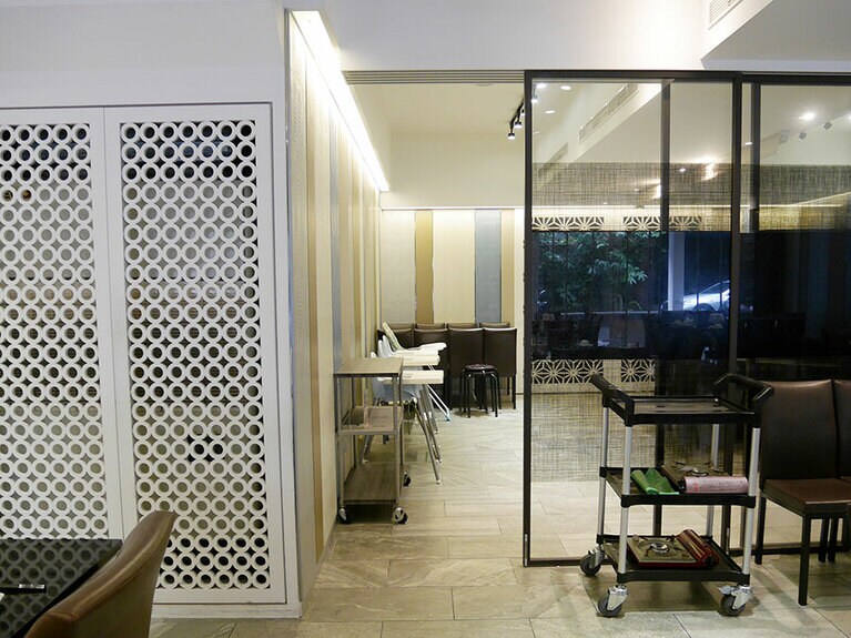 気の通りをよくした個室。左側の壁は○をモチーフにしたデザインで財運アップ。