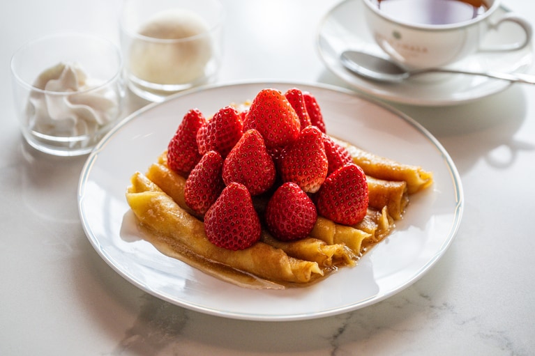 「ストロベリー・オン・ザ・シンパンケーキ」6,072円（税サ込）。ドリンク付き3月31日（火）までの限定。提供時間は10:00～19:00L.O.