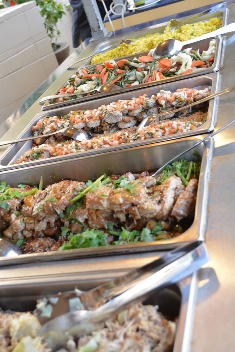 カルアピッグや紫芋などハワイの伝統料理も並びます。