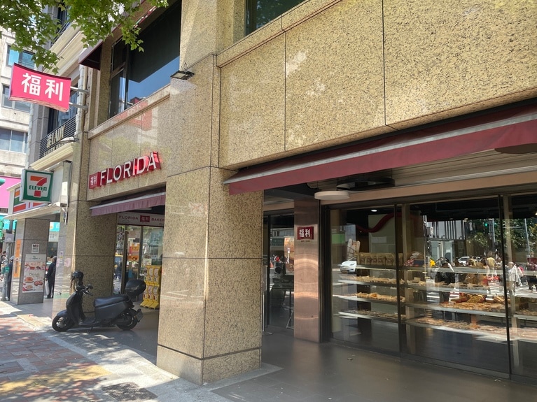 横断歩道を渡った先に入り口があり、信号が青に変わると同時に人々が吸い込まれるようにお店の中に入っていきます。