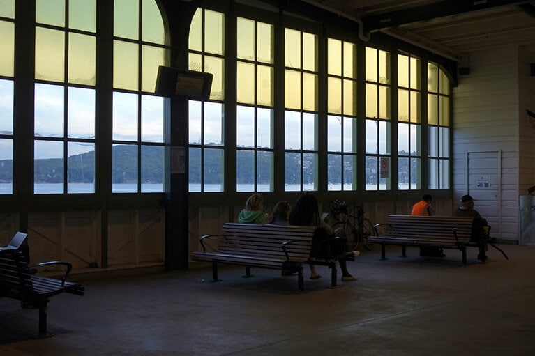 マンリービーチの埠頭のフェリーの乗り合い場。夕方はノスタルジックな雰囲気。