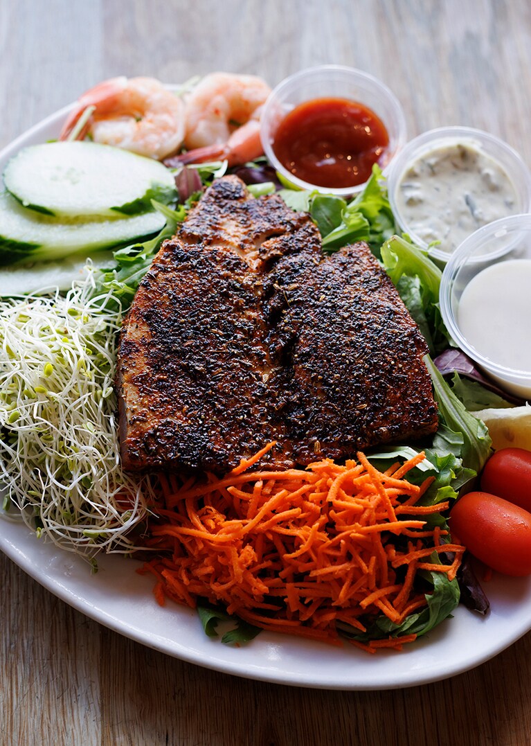 シーフードサラダ” 15.95ドル。