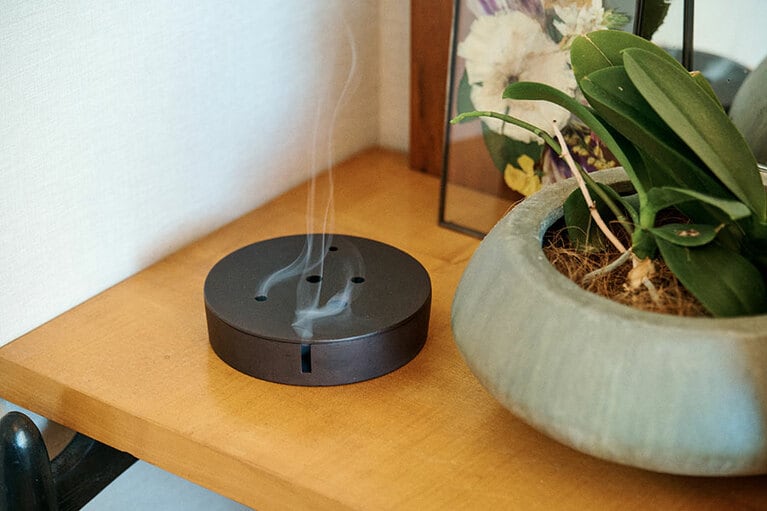 仕上げに漆を焼き付けた南部鉄器の蚊遣り 17,600円／ババグーリ