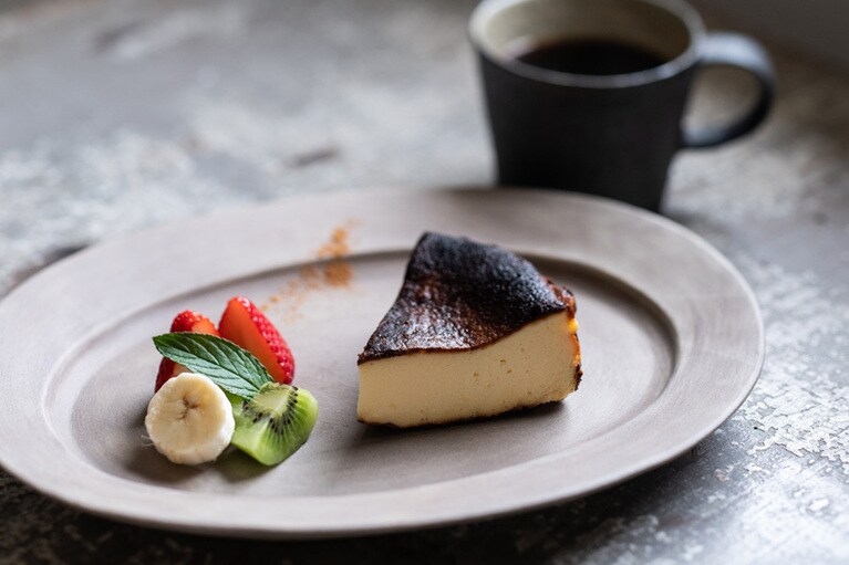 クリーミーなバスクチーズケーキ。ドリンクセット 890円。プレートは児玉修治作、マグは井内素作。