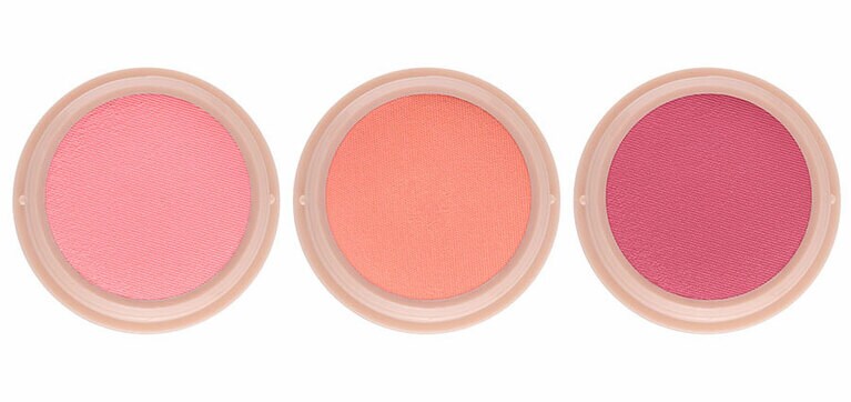 ジェル ブラッシュ 各3,300円。写真左から、02「ミニョン」、03「ポーチドピーチ」、04「ラズベリークーリ」。