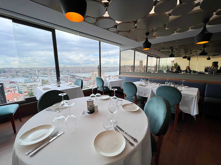 こちらはボスポラス海峡側のテーブル席。窓からどんな景色を眺めたいかで座る場所を選ぼう。
