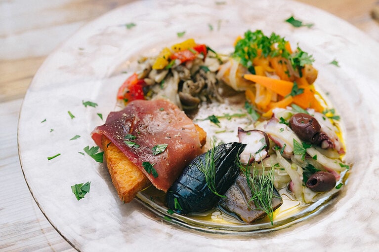 1人用のお客さんにのみ提供してくれる前菜盛り合わせ。こんなにモリモリで2,200円！