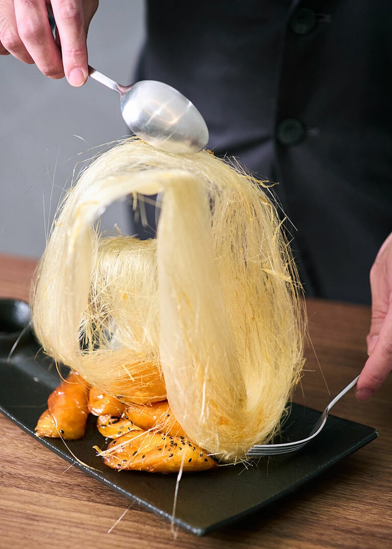 人気のデザートはサツマイモやバナナを飴細工で包む「凱華抜絲地瓜」480元。