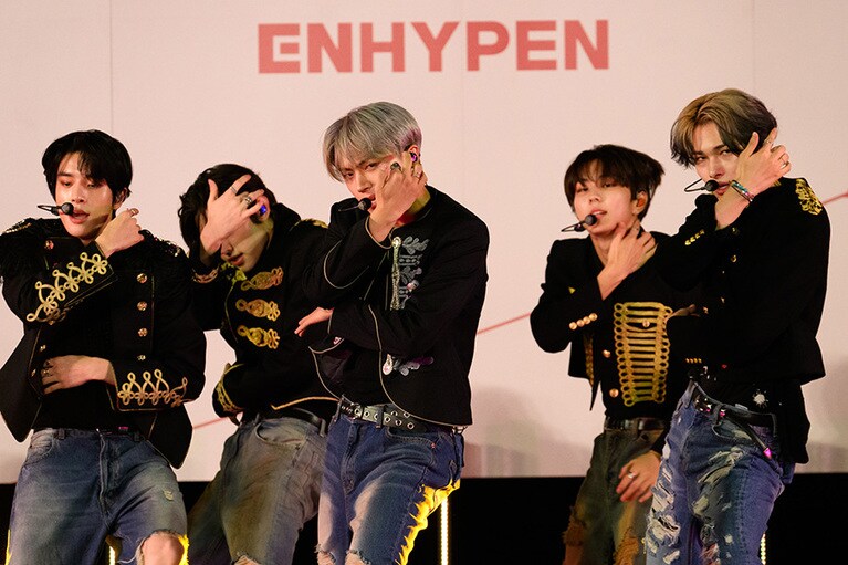 印象的な視線を投げかけるJAY